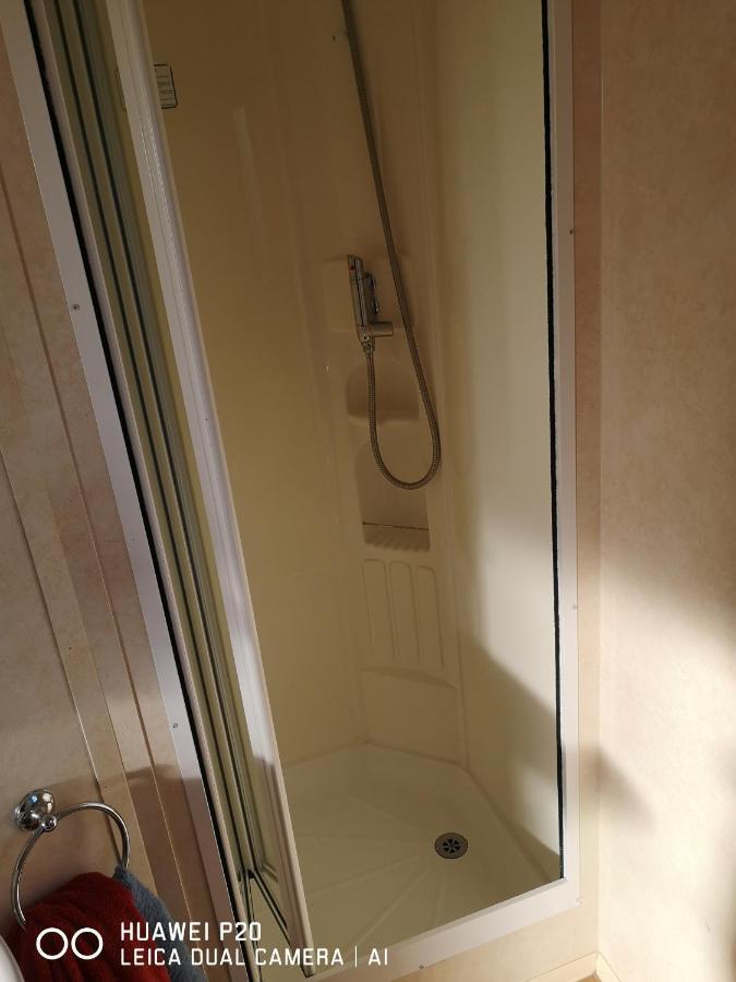 Lovely 2-Bed Caravan In Walton On The Naze Exterior foto